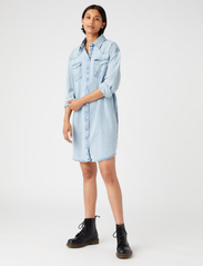Wrangler - DENIM SHIRT DRESS - skjortekjoler - light indigo - 4