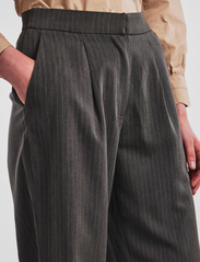 YAS - YASPINLY HMW PINSTRIPE PANT S. - dalykinio stiliaus kelnės - frost gray - 5