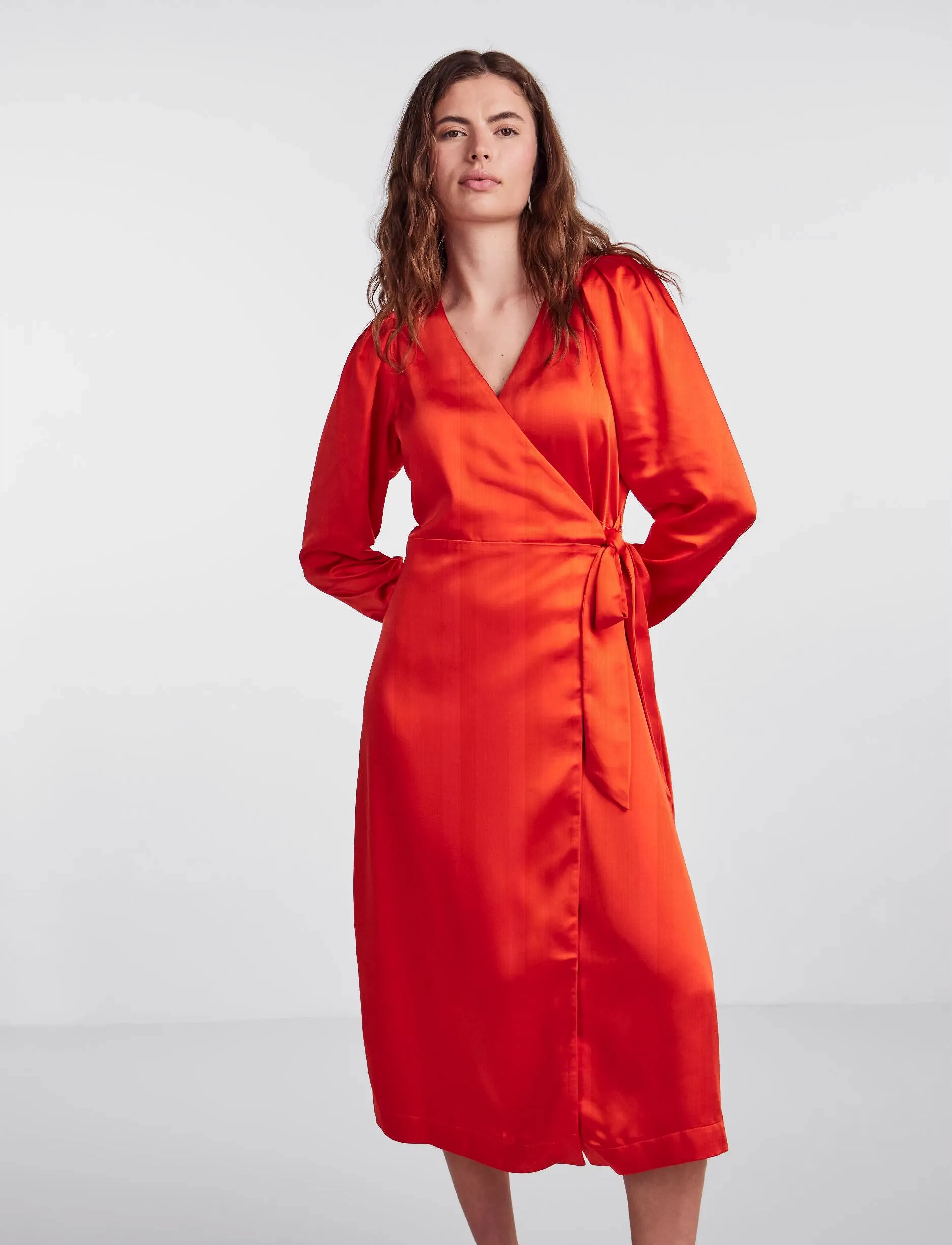 YAS YASPAINTERLY LS WRAP MIDI DESS S. - SHOW - Kjoler - FIERY RED / red