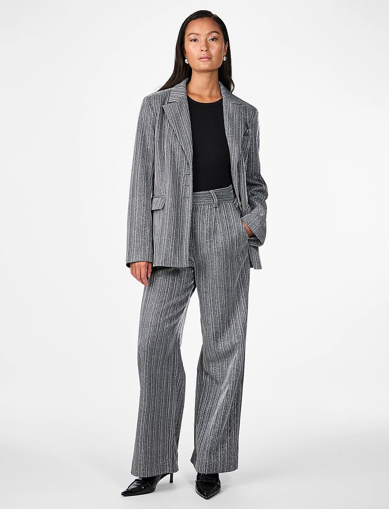 YAS - YASKAMO HW PANT - SHOW - hosen mit weitem bein - black - 4