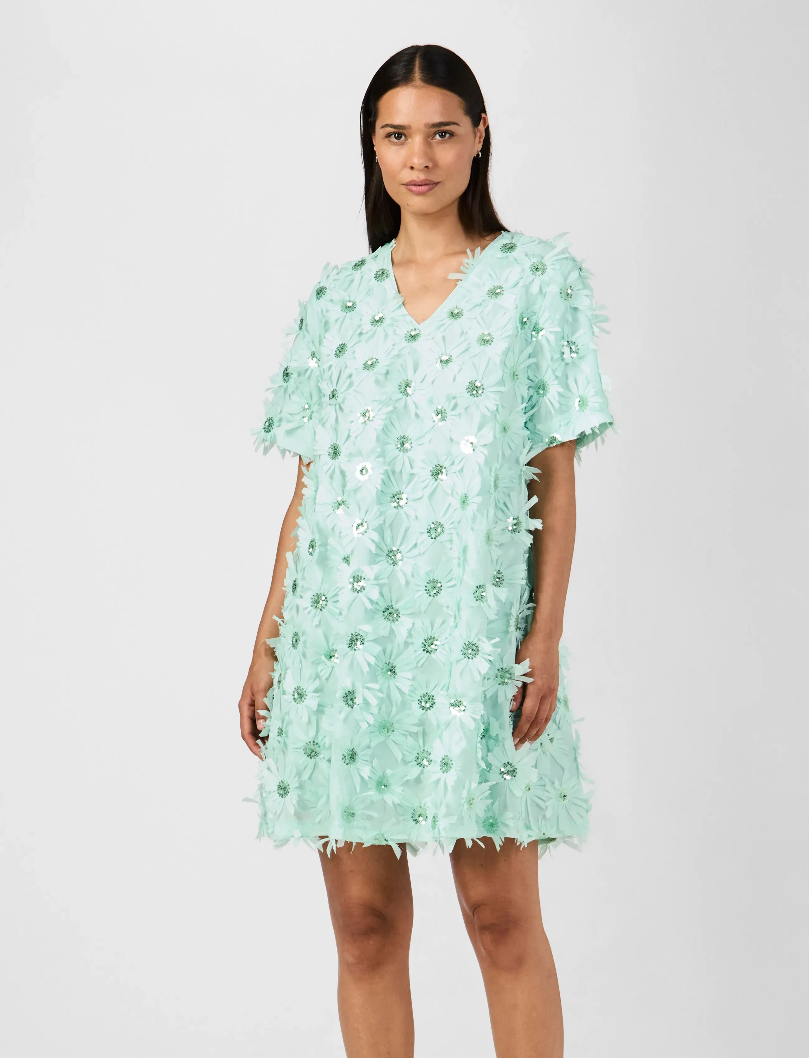YAS YASABELONE SS V-NECK DRESS - D2D - Robes courtes - MIST GREEN / green