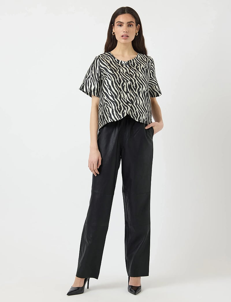 YAS - YASSOPHIE HW LEATHER PANTS NOOS - leather trousers - black - 4