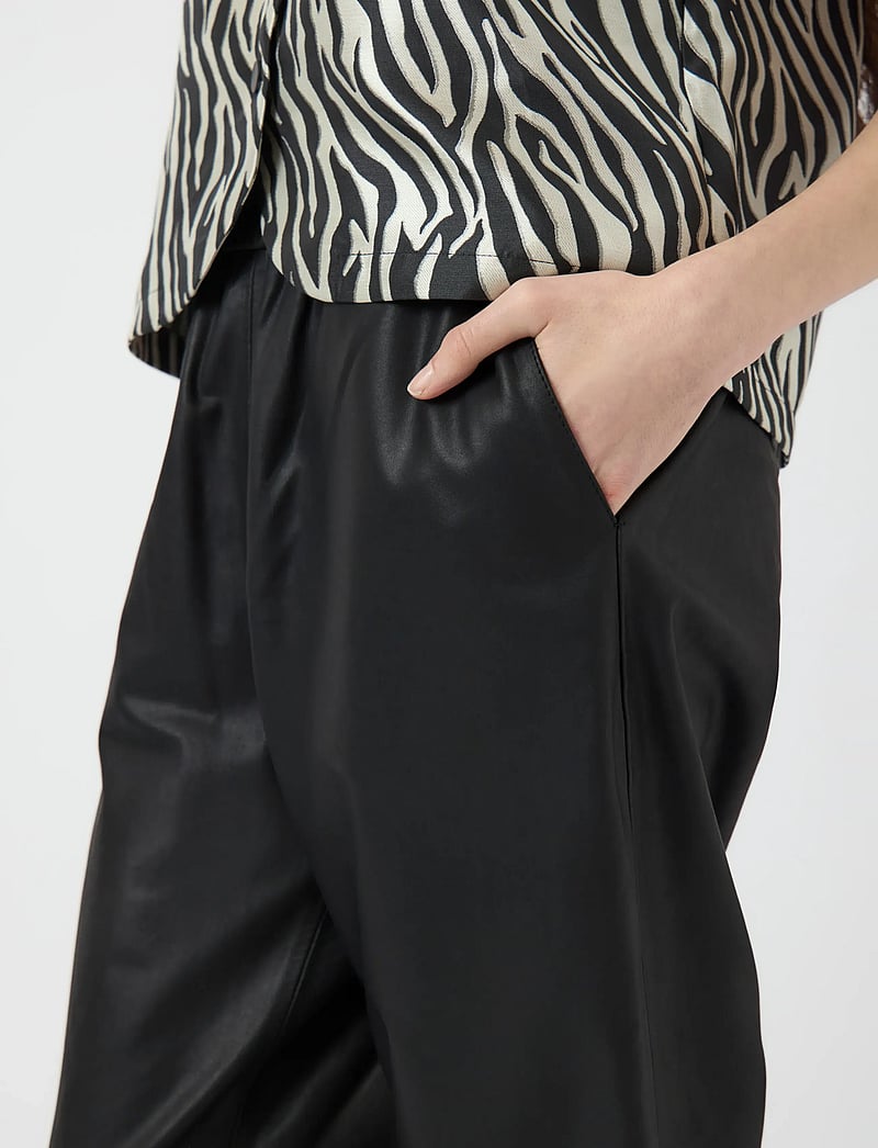 YAS - YASSOPHIE HW LEATHER PANTS NOOS - leather trousers - black - 5