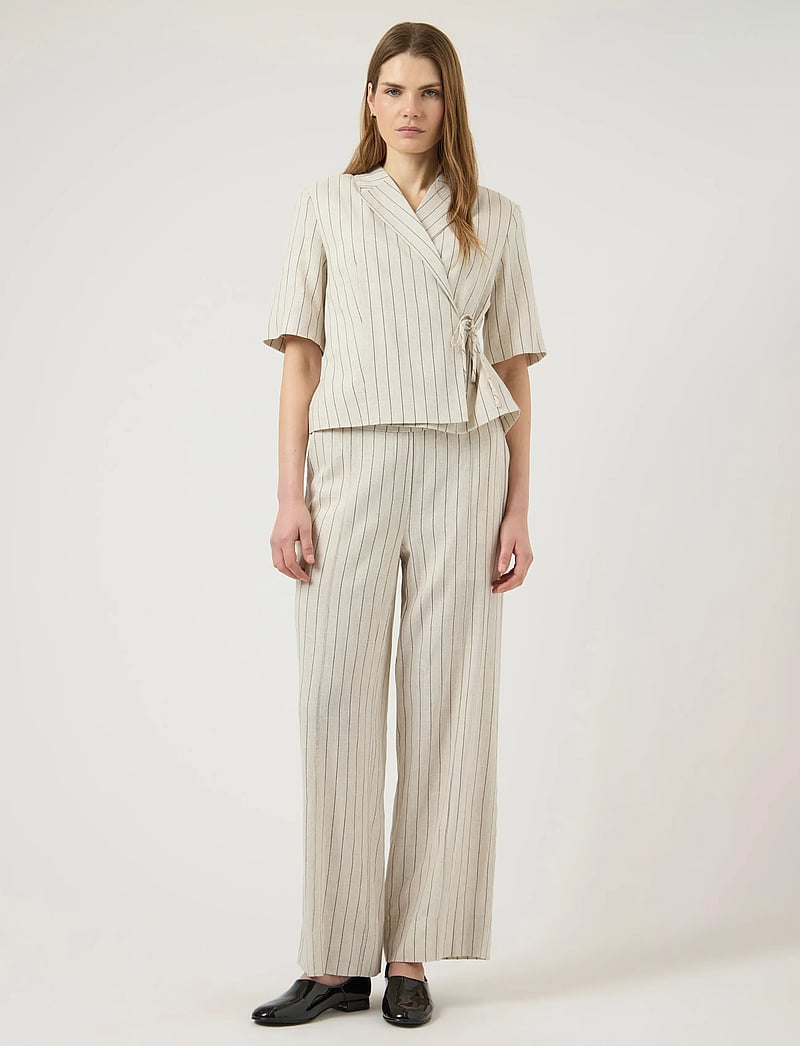 YAS - YASLINURA 2/4 LINEN BLEND BLAZER - blazer mit gürtel - pristine - 4