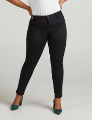 Zizzi - Nille Jeans Plus Size High Waist Slim Fit - kitsad teksad - black - 8