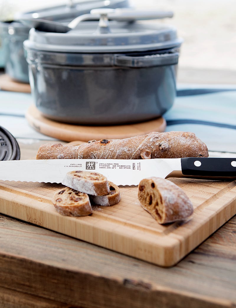 Zwilling - Pro, Serrated bread knife 20 cm - black - 2