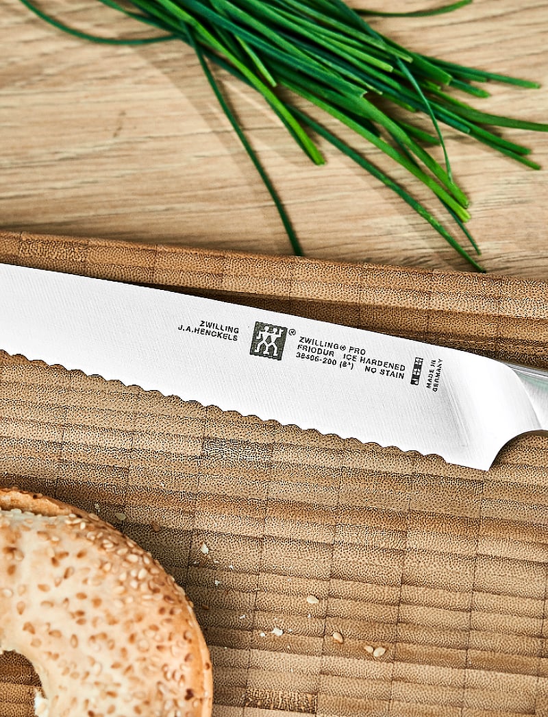 Zwilling - Pro, Serrated bread knife 20 cm - black - 3