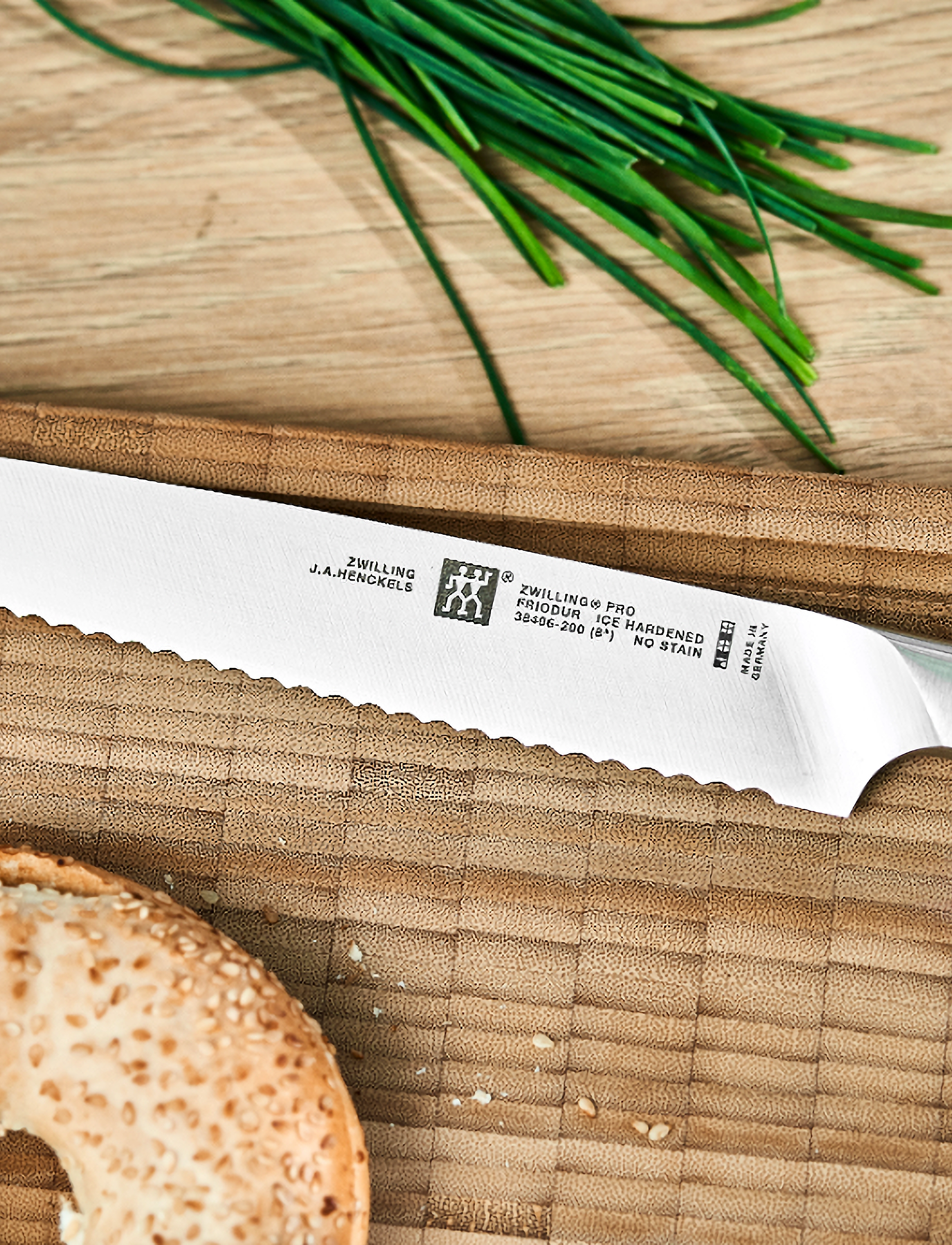 Zwilling - Pro, Serrated bread knife 20 cm - broodmessen - black - 3