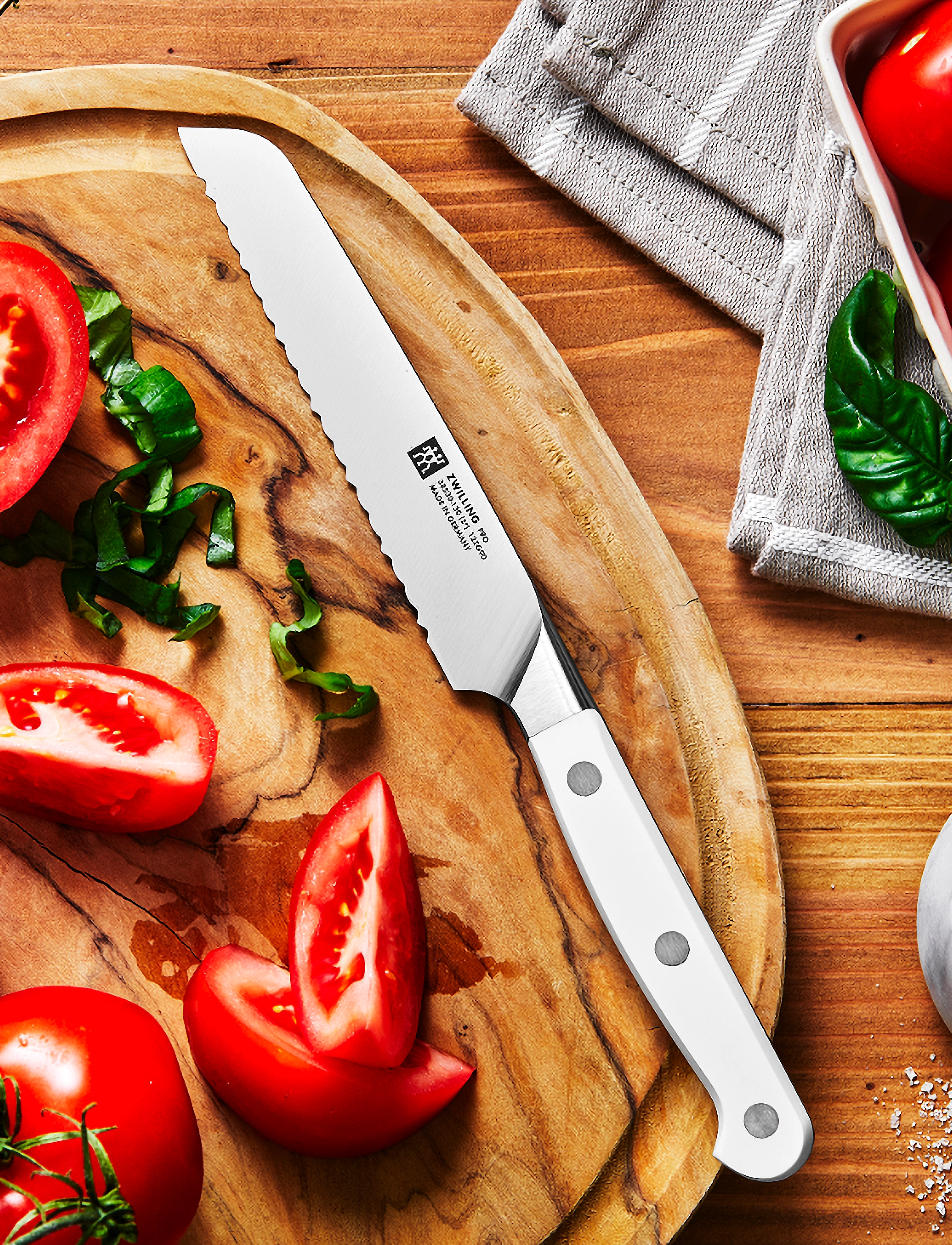 Zwilling Pro Le Blanc, Takket Kniv 13 Cm, One Size, Knives & Accessories, Weiß - Bread Knives, Homeware