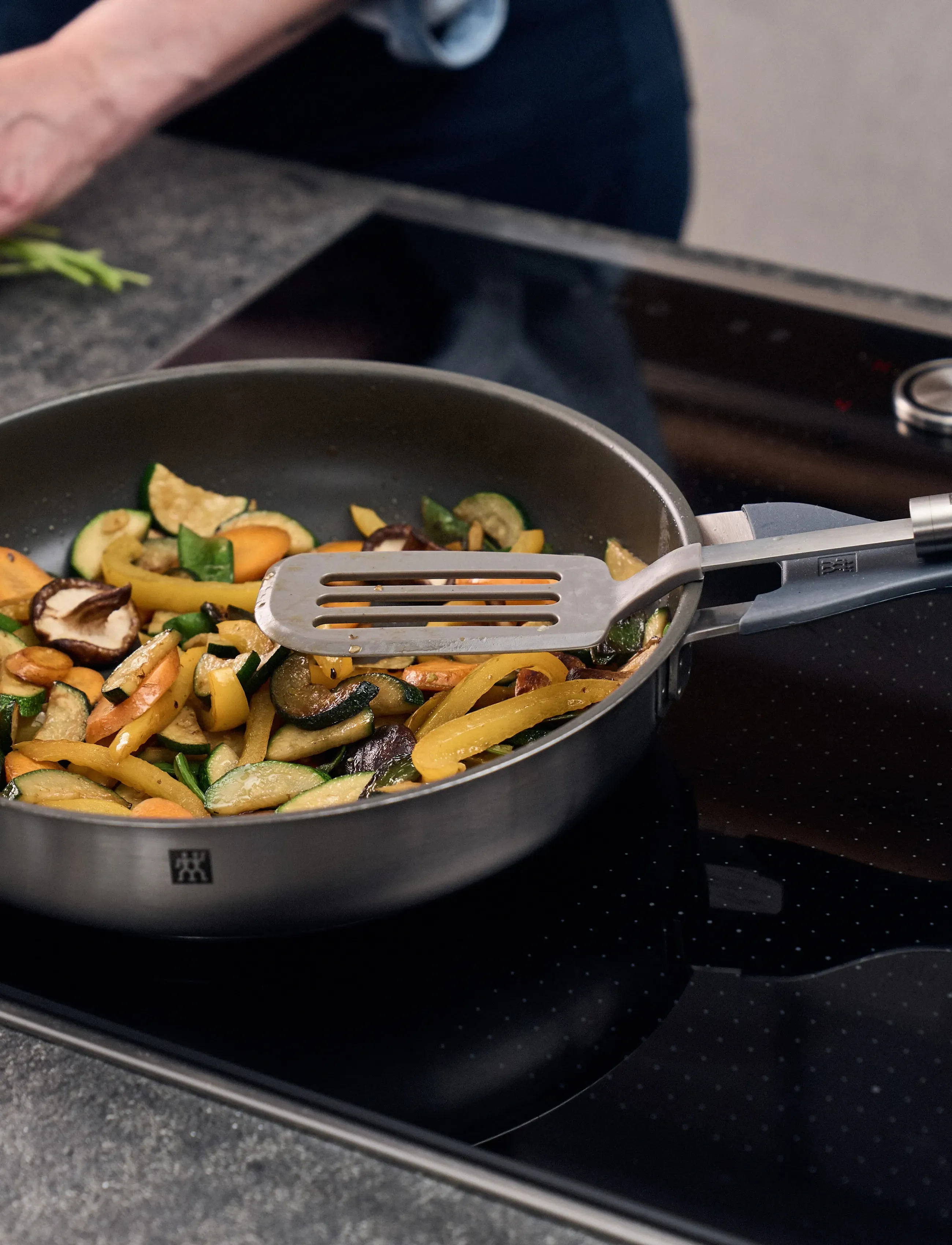 Zwilling - Stekpanna Simplify 28 cm, 18/10 rostfritt stål med keramisk beläggning - poêles à frire - silver - 5
